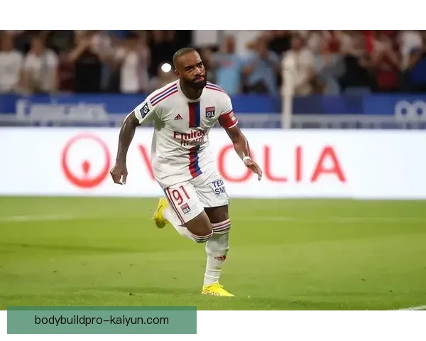 里昂球员近期表现稳健，状态持续提升备受关注