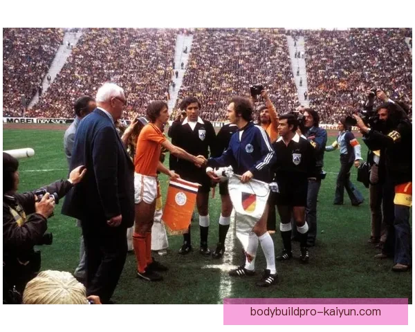 克鲁伊夫作为足球时代象征的影响力与遗产解析